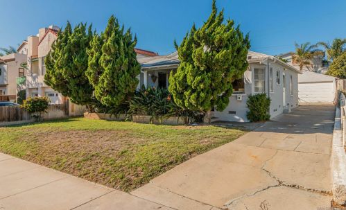 1070 Chalcedony St, San Diego CA  92109-2669 exterior