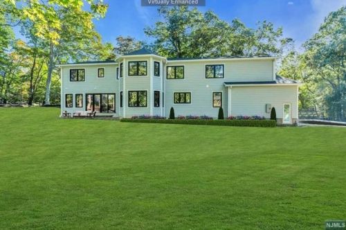 39 Pinehill Dr, Upper Saddle River NJ  07458-1927 exterior