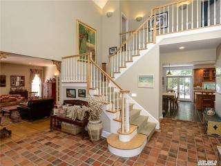 27 Davis Ln, East Hills, NY 11576-2157