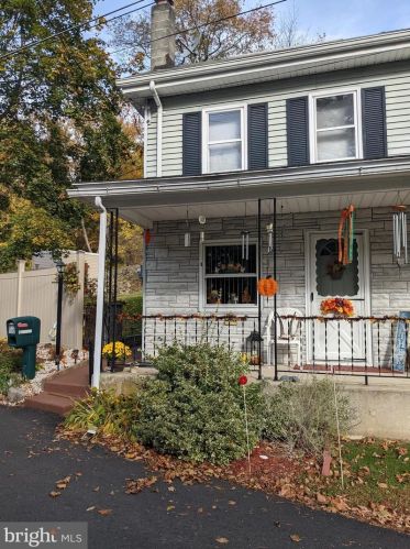 25 White Ln, Primrose, PA 17901-8335