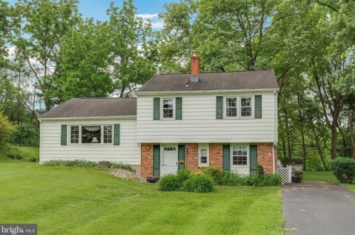 2381 Parkview Dr, Norristown, PA 19403-3616