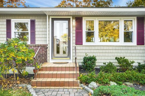 5 Mapleview Pl, San Remo, NY 11754-4311