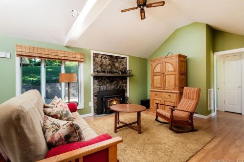 1 Bch Dr, Danbury CT  06812-3425 exterior