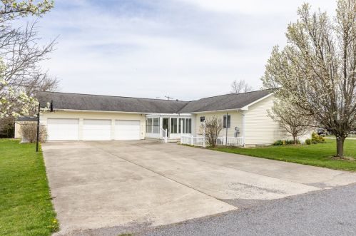 1604 Crestview Dr, Somerset, PA 15501-2752
