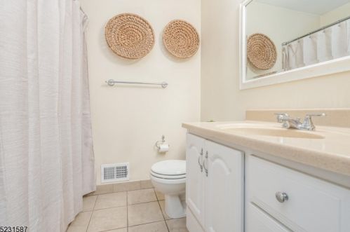 3 Hillside Dr, Clinton NJ 08809-1244 exterior