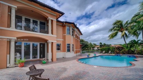 15963 79th Pl, Hialeah FL  33016-6647 exterior