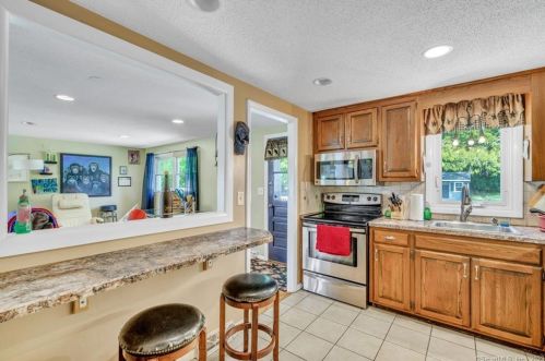 35 Keeney St, Manchester CT 06040-7054 exterior