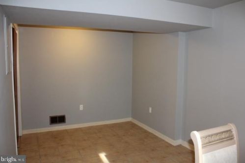 6820 Rolling Rd, Springfield VA  22152-3303 exterior