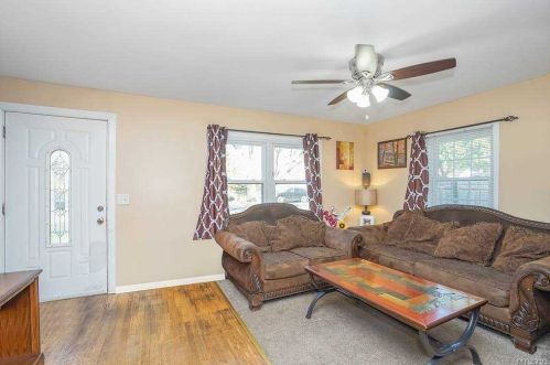 25 Halley Ln, Central Islip, NY 11722-2205