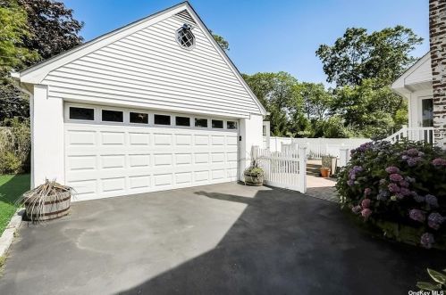 324 Oak Neck Rd, West Islip NY  11795-3613 exterior