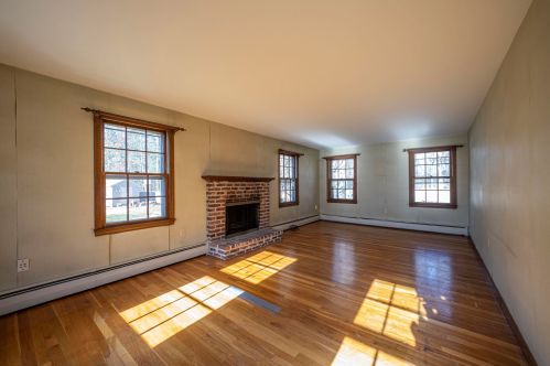 27 Cabot Dr, Nashua NH 03064-1630 exterior