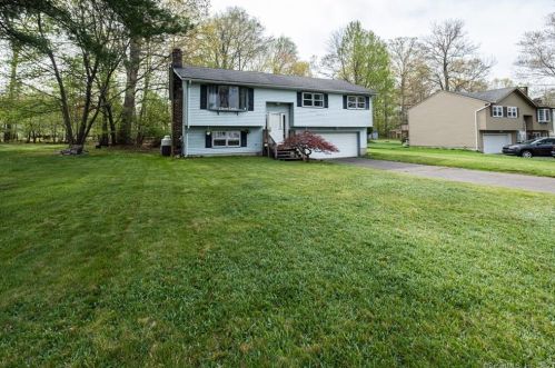 38 Pieper Dr, Wallingford CT  06492-2016 exterior