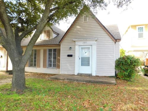 1611 Locust St, Denton TX  76201-3042 exterior