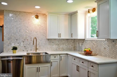 913 Lake Dr, Trenton NJ  08648-4003 exterior
