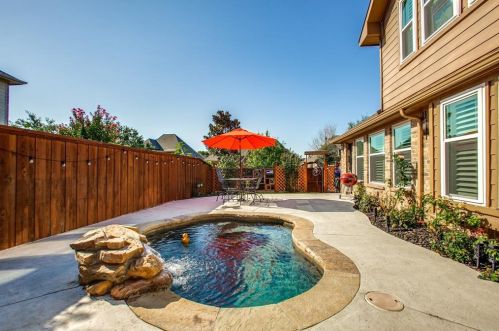 5729 New Castle Dr, Richardson TX  75082-4131 exterior