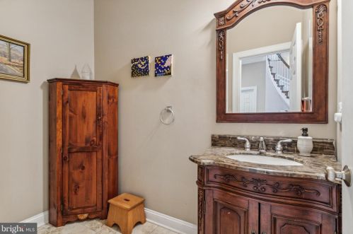 8373 Pedigrue Ct, Gainesville VA  20155-3240 exterior