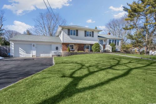6 Norma St, Elwood, NY 11731-5021