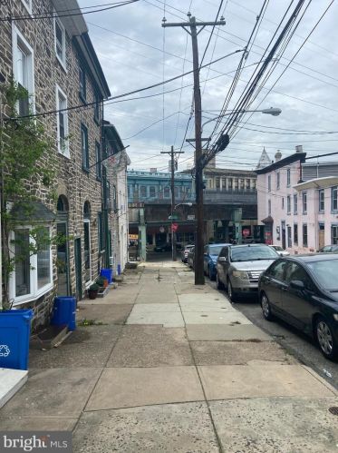 133 Levering St, Philadelphia, PA 19127-1413