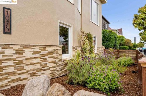 1075 Alcatraz Ave, Oakland, CA 94608-1260