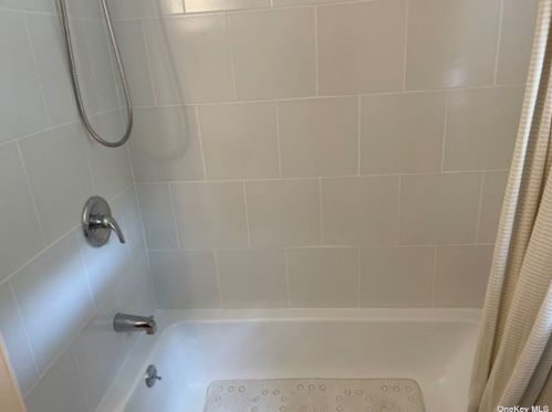 385 Broome Ave, North Lindenhurst NY  11757-3834 exterior