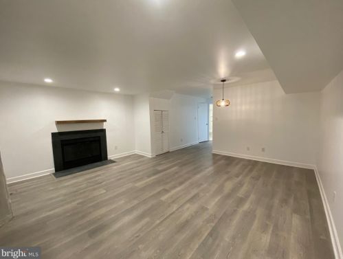 8458 Blue Oak Ct, Springfield VA  22153-3557 exterior