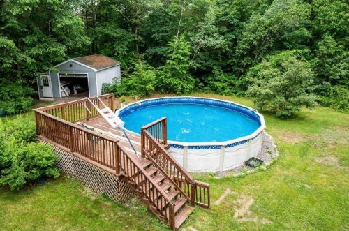 225 Raymond Rd, Deerfield NH  03037-1506 exterior