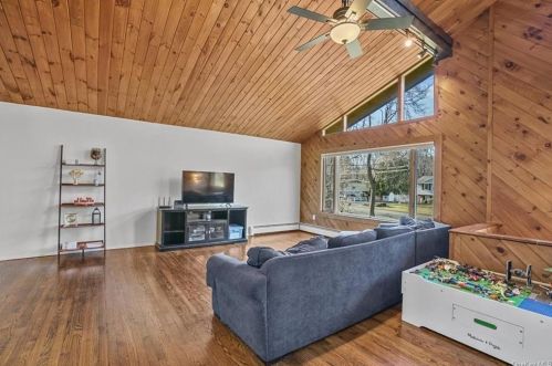 6 Mayer Dr, Airmont NY  10901-3807 exterior