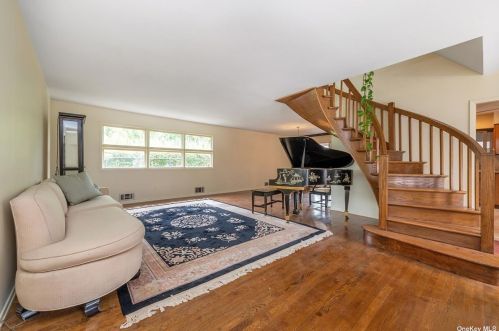 124 Knollwood Rd, Rockville Centre, NY 11570-2716