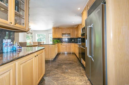 18 Linden Ln, Westbury NY  11568-1610 exterior