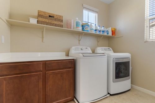 9872 Winkle Cir, Elk Grove CA  95757-6276 exterior