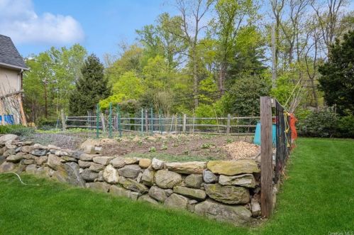 215 Croton Dam Rd, Crotonville NY  10562-2106 exterior