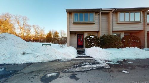 827 Oronoke Rd, Waterbury CT  06708-3923 exterior