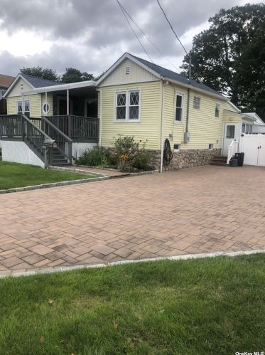 38 Palm St, North Lindenhurst, NY 11757-5705