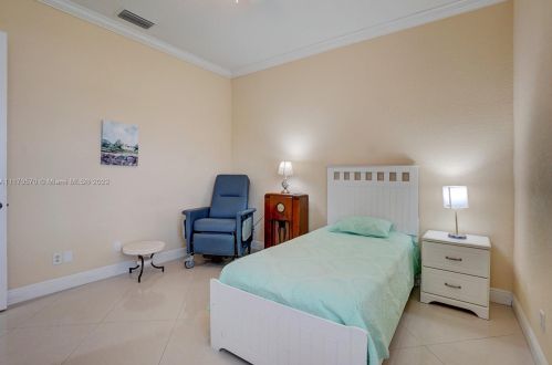 160 Saratoga Ave, Fort Pierce FL  34953-5974 exterior