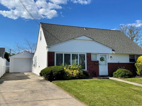 2667 Shirley Ln, North Bellmore, NY 11710-4637