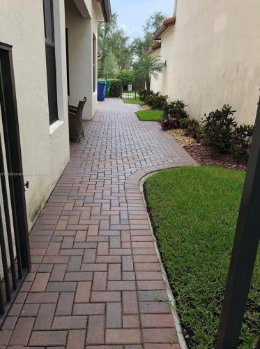 8366 39th Ct, Hollywood FL  33024-5053 exterior