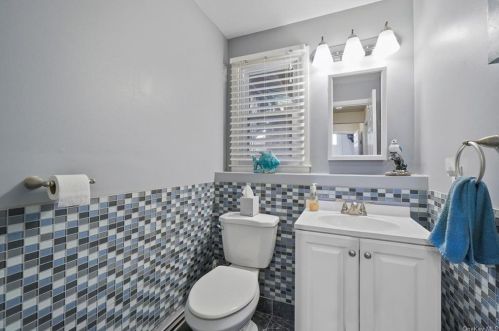 2 Mohawk Ln, Yorktown Hgts NY  10598-6328 exterior