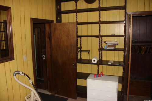 493 Middle Rd, Bay Port NY  11705-1907 exterior