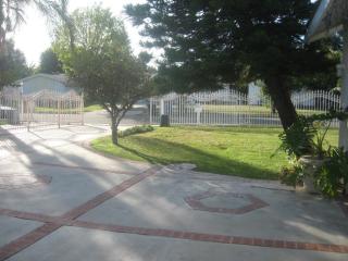 19117 Collins St, Los Angeles CA  91356-1210 exterior