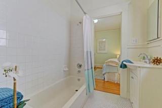 5714 Dover St, Oakland, CA 94609-1635