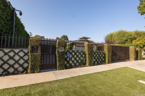 13421 Cumpston St, Van Nuys, CA 91401-5329