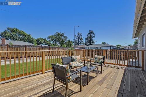 7865 Tamarack Dr, Pleasanton CA  94568-1549 exterior