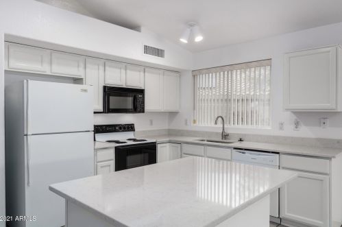 6258 Blackhawk Dr, Glendale AZ 85308-6671 exterior