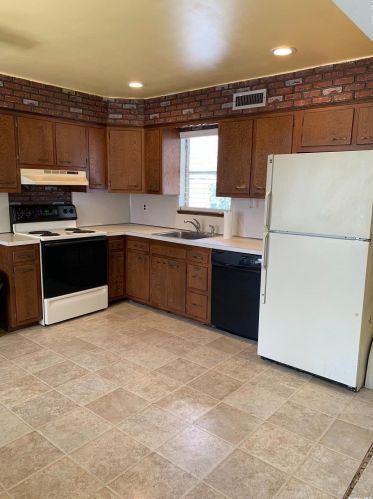 12 Henry St, Bethpage, NY 11714-4118