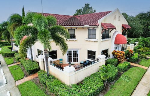 19 Uno Lago Dr, West Palm Beach, FL 33408-2661