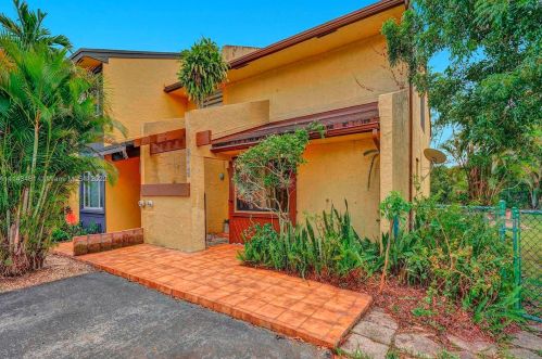 7692 Oakmont Cir, Hialeah FL  33015-2046 exterior