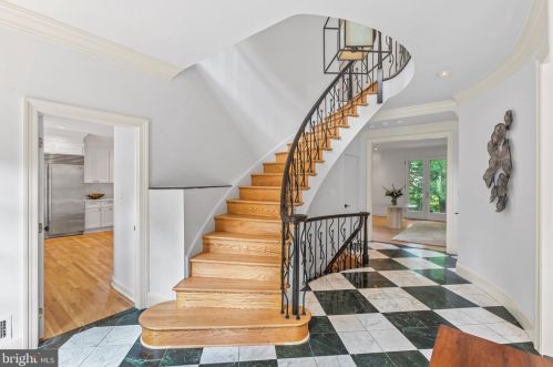 4711 Foxhall Cres, Washington, DC 20007-1065