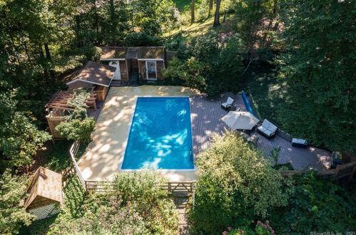 24 Twin Hills Rd, Stamford CT  06903-4614 exterior