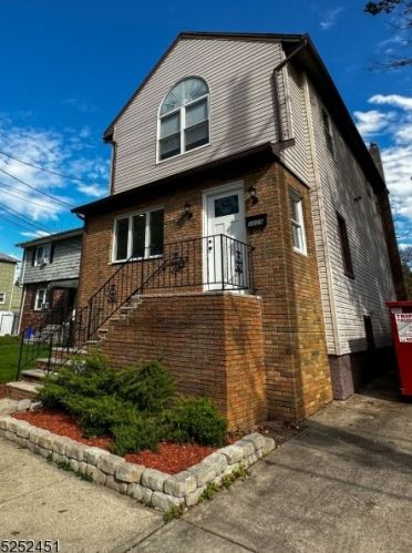 1029 Chandler Ave, Roselle, NJ 07203-2746