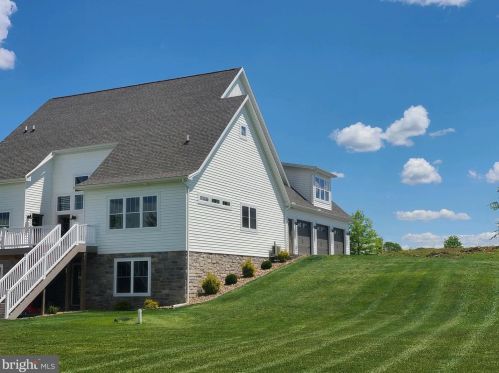 8 Peyton Dr, Carlisle, PA 17015-8548